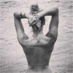 Virginia Da Cunha Instagram - Vivimos en un mar de emociones.. que si no las hacemos conscientes nos arrastran a remolinos donde nos perdemos. Perdemos el equilibrio, se nos fuga la energía y allí aparecen las enfermedades… señales del cuerpo para llamarnos la atención y darnos la oportunidad de crecer. Hace un mes los dolores en mi espalda me venían advirtiendo de algo, tuvieron que aparecer las hernias para que yo me lo tomara en serio. De chica fui una gran admiradora de la Medicina Tradicional China y ha sido el camino elegido para la sanación de muchas de mis lesiones y enfermedades. Desde esguinces, temas ginecológicos, gástricos, intestinales, etc. La elegí por su enfoque holístico donde lo físico, mental y emocional están conectados como parte de una energía total, porque se basa sobre el principio de que nuestro cuerpo tiene la capacidad de sanarse a si mismo, porque busca que seamos nuestros propios médicos. Apenas sentí ese pinchazo mezclado con fuego, el brazo que se dormía y mi cuello hecho una piedra, busqué donde hacerme acupuntura en Mendoza y descubrí que acá hay un excelente Instituto Técnico Superior de Medicina China, aprobado por la organización mundial de la salud y donde ademas forman acupuntores. Entre llorando de dolor pero salí llorando de alivio y emoción. Tuve una profunda charla con Luis Glielmi para comprender el origen de mi síntoma, luego me ablando con masajes y por ultimo me hizo acupuntura. Cuanta sabiduría, cuanta conexión con la vida! Estoy siguiendo todos sus consejos que nada tienen que ver con infiltraciones, medicamentos ni cuellos ortopédicos. O lo hacemos rápido o lo hacemos bien. No? La verdadera sanación viene y se sostiene de adentro, con nuestra propia energía. Mañana tengo mi próxima sesión y estoy chocha como si fuera a la mejor fiesta! Gracias @itsmtc.mendoza Abrazo 🤍