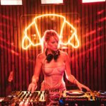 Virginia Da Cunha Instagram - 🥐 🎧🥐 Recuerdo recién salido del horno de la mágica noche celebrando el Día Internacional del Dj en @enerocostanera junto al team @medialunasessions y gran equipo de músicos. Gracias por hacerme parte! . Style @maniacca_ #tbt #diainternacionaldj