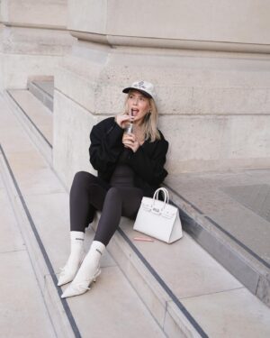 Virginie Conte Instagram - Elevating my Pilates game in the ultimate combo: @adanola romper for flexibility and comfort, topped off with the effortlessly cool @sportyandrich cap. Ready to sweat stylishly! And a final touch with my toast liptint @rhode 

#pilatesessentials #sportyandrich #adanola #pilatesoutfit #streetstyle #parisianchic