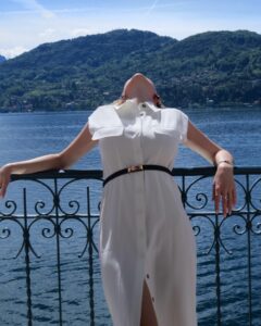 Virginie Conte Instagram - 🌊 Let’s travel the world and make memories on different hotel balconies @ghtlakecomo Zebra skirt @misenscene.world Publicité