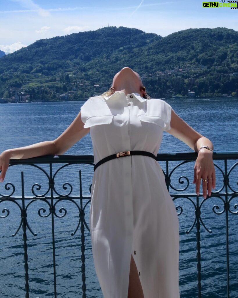 Virginie Conte Instagram - 🌊 Let’s travel the world and make memories on different hotel balconies @ghtlakecomo Zebra skirt @misenscene.world Publicité