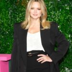 Virginie Efira Instagram - Avant première de #ToutVaBien hier soir, sur @disneyplusfr le 15 novembre ! Vive @camille2castelnau !!