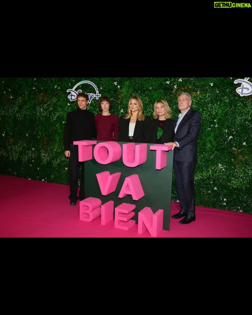 Virginie Efira Instagram - Avant première de #ToutVaBien hier soir, sur @disneyplusfr le 15 novembre ! Vive @camille2castelnau !!