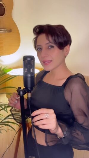 Vishavpreet Kaur Instagram - 2022 has been such a fabulous year 😇…. Posting last cover this year with gratitude towards all the love you showered on me♥️🥰
wish you all very happy new year 🤗
May this year be full of blessings & achievement for everyone 😇🥳
.
.
🎼:- @10bhaanu_singh
.
#coversong #koochnakarin #newyear #gratitude #actor #singer #vishwapreetkaur