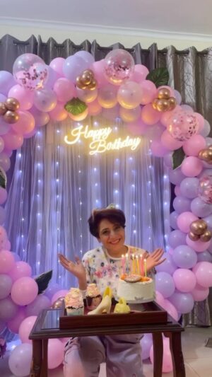 Vishavpreet Kaur Instagram - HAPPY BIRTHDAY TO ME🤗😁….. got a lovely surprise from my even more lovely family♥️🤗🤗…my forever favourites♥️… Thanku very much for showering so much love on my special day… I ve received so many wishes from all of u.. i may not be able to reply to everyone but my heart is full of gratitude…. 🙏🏻😇
@aman181982 @vattanpreetmanace @kayjays0007 @__amanpreet__kaur_ @mansimran47 @naysaaaa._ 
.
.
.
#birthday #birthdaygirl #januaryborn #capricorn #feelingblessed #familylove #vishwapreetkaur