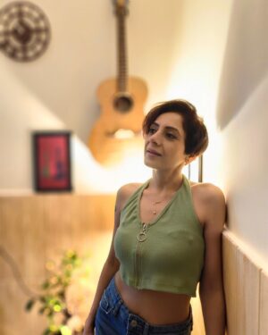 Vishavpreet Kaur Instagram - The essence of all art is to have pleasure in giving pleasure….🎶🎼🎸
.
.
.
#music #feelinggood #studiolife #singer #actor #lovemyjob #vishwapreetkaur