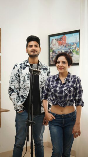 Vishavpreet Kaur Instagram - Passori is definitely everyone’s favourite, got so many msgs for this song….
Hope you all enjoy this version as you enjoy listening all our covers 
Thanks for all the love 🤗♥️
.
.
.
#passori #coversong #punjabi #lovesinging #freinds #vishwapreetkaur #hardeepsinghjanua