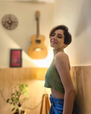 Vishavpreet Kaur Instagram - The essence of all art is to have pleasure in giving pleasure….🎶🎼🎸
.
.
.
#music #feelinggood #studiolife #singer #actor #lovemyjob #vishwapreetkaur