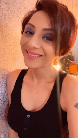 Vishavpreet Kaur Instagram - This one is  for all of you….thanks for showering your love my lovely Instagram family 🙏🏻🤗♥️🥰
Jag ghoomeya thaare jaisa na koi…..😇
.
.
.
#lovesinging #lovemyinstafamily #makeuproomdiaries #actor #singer #vishwapreetkaur