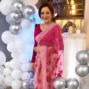 Vishavpreet Kaur Instagram - 💖💫✨
#pink
#sareelove
#onlocation 
#pashminna