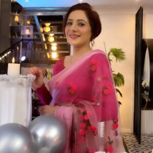 Vishavpreet Kaur Instagram - 💖💫✨
#pink
#sareelove
#onlocation 
#pashminna