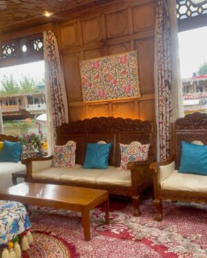 Vishavpreet Kaur Instagram - Dal lake…houseboat mein shoot karna mera favourite location raha , ek to mausam itna pyaara aur jahan dekho bas khoobasoorti…. Mein house boat ke videos share kar rahi hon par yeh uss ki actually khubasurti ko justify nahi kar payenge…. But I hope you enjoy… swipe
#beautifulkashmir #dallake #houseboat #pashminna #sonysab