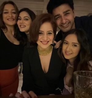 Vishavpreet Kaur Instagram - Mein kya likhon iss show aur iski team ke bare mein, hum Sab ne itna waqt saath mein bitaya kashmir mein ke family wali feeling aati hai ab to,I am so glad & grateful to be part of this amazing journey with all you lovely people. I love you 🫶, you know…. You are special ✨🤗❤️ 
 @ankitassingh17 @krissannb @isha_sharma7 @ayushibhatia96 @rakesh_insta_paul @anujkhurana2610 @ali.khxn.afridi @sapnamalhotra01 @siddharthpmalhotra @deepakchavanofficial @nishantsinghm_official @gpradhan