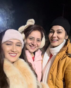 Vishavpreet Kaur Instagram - Came here as co-actors…leaving as friends!✨💫
@vishwapreet_kaur @krissannb 

#kashmir #travel #girls #happy #winters #love