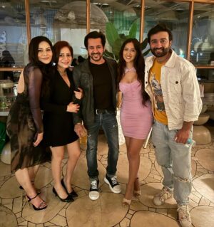Vishavpreet Kaur Instagram - Mein kya likhon iss show aur iski team ke bare mein, hum Sab ne itna waqt saath mein bitaya kashmir mein ke family wali feeling aati hai ab to,I am so glad & grateful to be part of this amazing journey with all you lovely people. I love you 🫶, you know…. You are special ✨🤗❤️ 
 @ankitassingh17 @krissannb @isha_sharma7 @ayushibhatia96 @rakesh_insta_paul @anujkhurana2610 @ali.khxn.afridi @sapnamalhotra01 @siddharthpmalhotra @deepakchavanofficial @nishantsinghm_official @gpradhan