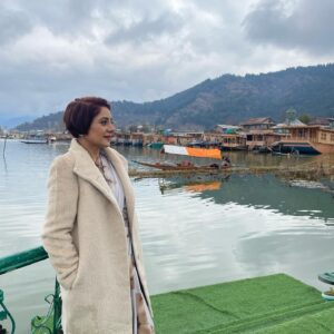 Vishavpreet Kaur Instagram - Sukoon 💫🌟
.
.
#dallake #pashminna #actorslife #sukoon #lovemylife