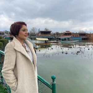 Vishavpreet Kaur Instagram - Sukoon 💫🌟
.
.
#dallake #pashminna #actorslife #sukoon #lovemylife