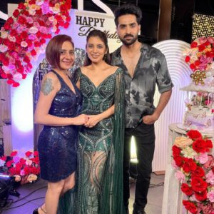 Vishavpreet Kaur Instagram - #aboutlastnight✨ 
#bithdayparty 
@nehaadhvikmahajan @adhvik_official @hellyshahofficial @ali.khxn.afridi