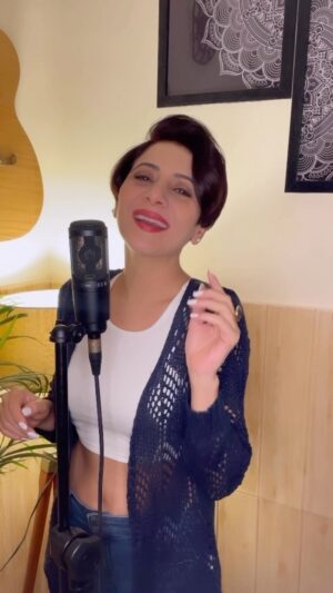 Vishavpreet Kaur Instagram - People generally ask me why I always choose to sing such folk n Sufi related songs…it is because Being born n brought up in Punjab I was always inclined towards folk n Sufi genre … so today I am bringing one more song from my childhood archives 🤗🥰🎼
.
.
🎼 @10bhaanu_singh 
.
.
#folksongs #cover #coversong #punjabisongs #lovesinging #actor #singer #vishwapreetkaur