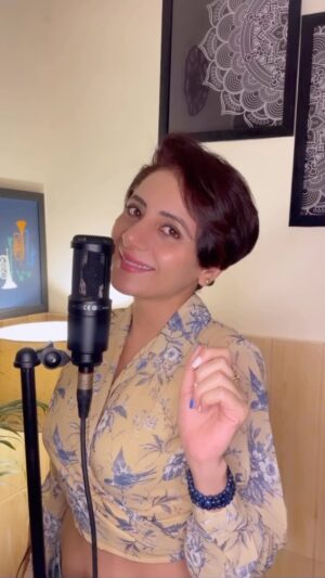 Vishavpreet Kaur Instagram - Mein aawangi hawaa ban ke….🧚🏻‍♀️🥰✨ 
Hope you all enjoy listening this beautiful song in my voice … 🤗♥️

Music 🎼:- @10bhaanu_singh 
.
.
.
#folksongs #punjabi #cover #coversong #lovemyjob #passion #love #music #actor #singer #vishwapreetkaur