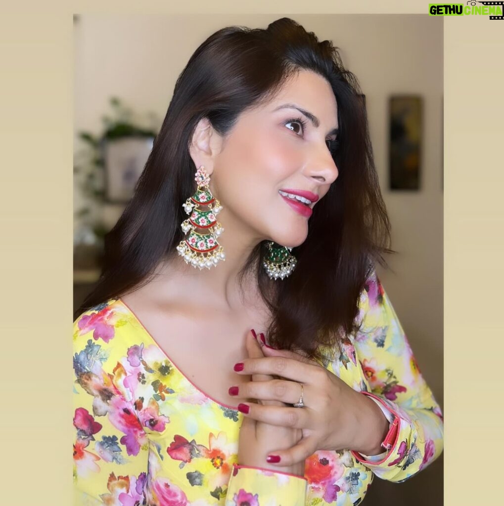 Vivana Singh Instagram - Wearing : @vibrantcolours.co.in ( earrings ) #earrings #jewllery #jellewerydesign #indian #indianjewellery #instalike #instagram #insta #collab #collabration #collaborations #vivana #vivanasingh #explorepage #🧿