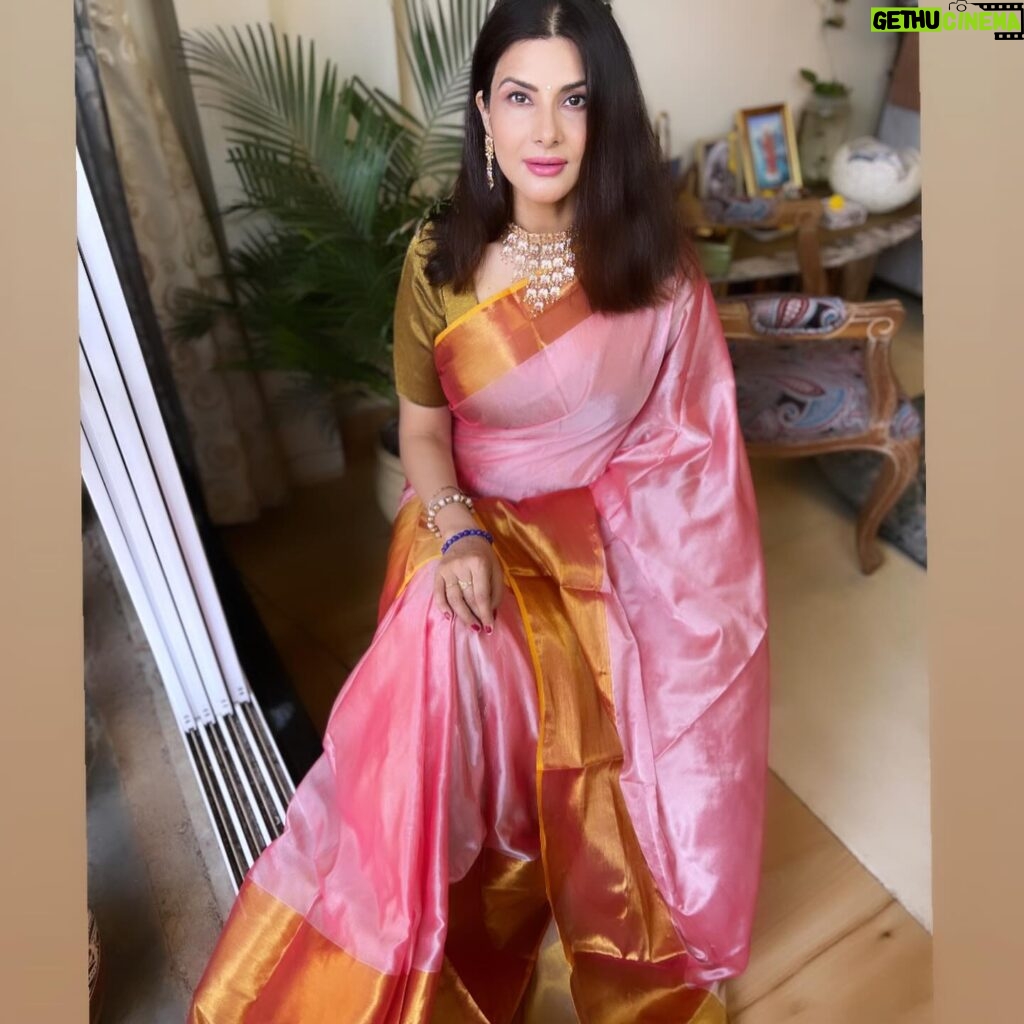 Vivana Singh Instagram - Wearing : @hutsandlooms Love this saree’s fabric n the symphony of the Colors . #insta #instalike #instagram #explore #explorepage✨ #exploremore #pics #saree #foryou #indian #indiaattire #vivana #vivanasingh #hutsandlooms #collab #collaboration #collaborate