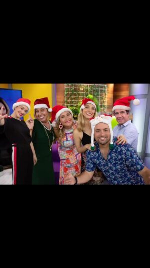 Vivi Kreutzberger Instagram - Queremos desearles una MUUUUY FELIZ NAVIDAD!! Tan lindos momentos, risas y buena onda que hemos vivido, que quisiéramos traspasársela a todos ustedes!!
Para que juntos podamos ver este mundo un poquito más amable y menos enfrentado!
De verdad son los deseos para estas fiestas!!
FELICIDADES A TODOS! Gracias por el cariño y la buena onda que recibimos constantemente!! #feliznavidad #merrychristmas #mejoresdeseos #porunmundomasbonito #compañeros #lindosmomentos #juntossomosmásyunidosvenceremos #vivikreutzberger @masviviquenunca