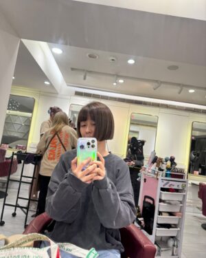 Vivi Lee Instagram - 頭髮多的人就想要頭髮細軟才能用的髮型🤷🏻‍♀️頭髮細少的就羨慕頭髮多的😌

#好在現在很多技術可以改善髮質髮性髮色 
#第一次線條染喜歡耶 #鍍膜讓我的頭感覺小一號😆