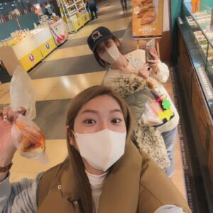 Vivi Lee Instagram - 身為愛吃的食物積極家 
熟齡但有著年少輕狂的心
所以拼了一早下去台中面交不到一分鐘就售鑿的馬卡龍～
值得開心的是擁有可以一起瘋的小瘋子友😌
跟吃到馬卡龍本人真的驚艷歐歐歐
omygod超好吃不是普通馬卡龍的感動🤤
what a lovely and 吃好飽day😃😃😃

小瘋子@mei31980 
馬卡龍製作者 @_eddy_wang_ 

最後影片是麻麻要趕高鐵先帶李先去幼稚園的影片😀
#lifestyle #happy #foodie #李肥肥到處吃 #marcaron #馬卡龍