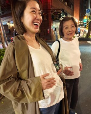 Vivi Lee Instagram - 每天都快樂😃

又長大一歲。希望平安健康。當然如果能賺多點錢更好😌。
 
這張我妹拍的照片。我媽說她肚子很大。我說我才大ㄌㄟ。但是我蠻喜歡的。因為很開心啊。不管你美醜胖瘦老倫年輕倫最重要的是自己開心！

我真的很愛吃。如果不是因為工作的關係，我覺得我應該會維持胖嘟嘟的。很多蓬蓬在社群媒體上看了照片都會說你哪有胖 那是因為我也是會喬角度我也是會隱藏的好嗎😌畢竟我也還是要為了工作維持一下形象😂
已經是有啥說啥的年紀了。胖就不會說瘦。瘦也不會說胖。
幾歲就是幾歲。即便長得在凍齡但也不會改變你是幾歲。所以那些都不太重要  重要的還是你自己過得怎麼樣 過得好嗎開心嗎。

我當然也是會因為變胖了有點煩躁。因為經紀人會哇哇叫。因為工作的時候造型會困擾。但是除此 我喜歡我自己的樣子，因為我現在就是這個樣子。因為外在而讓我這個人沒了甚麼或多了甚麼 也太虛了。自己的價值自己的自信自己所擁有的都不是來自這些外面外在都有的沒的。到了這個年紀。

很多對大齡女紙的不友善跟苛求。plz 不要甩ok
很多女紙對自己的不友善跟苛求。plz放過自己好好享受生活ok

過好自己的生活管好自己照顧好自己的身心就很忙很充實了。其他的ㄨㄨㄡㄡ吧

ps最近聽到某位工作人員說我很雞歪因為我不能提年紀。我從來就不避諱告訴大家我幾歲。只是你每每的用年紀來開玩笑更年期到了吧不能生了吧還沒結婚怎麼辦太老了所以怎樣年紀大所以怎樣一而再再而三。因為敬老尊賢，所以我忍到最後才跟你說不要這樣。你是ㄍㄣ小登修ㄎㄧˇ嗎😆
如果這樣子就說我很雞歪。那我就很雞歪吧。

#lifestyle #happy #大齡女子 #vimurmurlife #維莫莫人蔘