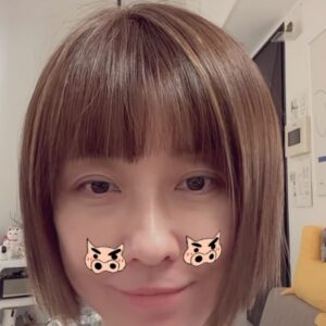 Vivi Lee Instagram - 頭髮多的人就想要頭髮細軟才能用的髮型🤷🏻‍♀️頭髮細少的就羨慕頭髮多的😌

#好在現在很多技術可以改善髮質髮性髮色 
#第一次線條染喜歡耶 #鍍膜讓我的頭感覺小一號😆