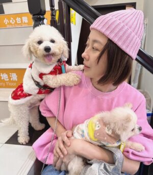 Vivi Lee Instagram - i’m happy today😃
快樂是自己創造決定的
快樂可以是買了很想要的東西
快樂可以是生活上小小的事情
快樂可以很簡單但也可以很難
就看你怎麼選擇你要什麼快樂你想不想快樂
很多什麼都有的人卻不快樂
很多少了很多的人卻很快樂
你看不看的見快樂
也許很小就在你身邊噢

#維莫莫人蔘 #vimurmurlife #lifestyle #happy