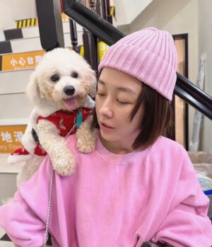 Vivi Lee Instagram - i’m happy today😃
快樂是自己創造決定的
快樂可以是買了很想要的東西
快樂可以是生活上小小的事情
快樂可以很簡單但也可以很難
就看你怎麼選擇你要什麼快樂你想不想快樂
很多什麼都有的人卻不快樂
很多少了很多的人卻很快樂
你看不看的見快樂
也許很小就在你身邊噢

#維莫莫人蔘 #vimurmurlife #lifestyle #happy