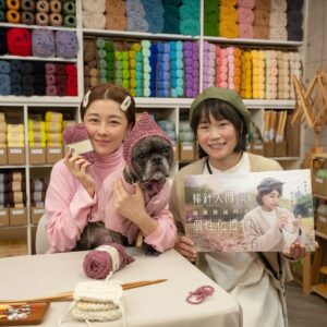 Vivi Lee Instagram - 🧶我很喜歡打毛線～並不是一定要完成多厲害的成品，我喜歡的是編織的過程～
也許是因為我還不像我媽或是很多老手可以邊看電視邊打（其實我後來也是有邊打毛衣邊看電視過，只是很容易出錯哈哈哈）所以我很喜歡自己專注在編織時的時間～慢慢的～腦中很放空（只有專心在針法跟針數）～很悠閒～
我也很喜歡挑選喜歡的毛線，顏色，從一坨毛線慢慢變成一件東西的感覺～是很期待很開心的～當然，我也是有些打到一半的半成品～但毛線不會壞啊～想到時，有時間時再開始打起來，就好像新的開始一樣～而且從一開始編織錯了就完蛋了到後來慢慢學會自己也可以修復打錯的部分～覺得得意😎

我其實在幾年前就上過黃泳涵老師的鉤針課了！（我的作品如圖）那時很想試試看鉤針～一堂課也是完成了一頂人的帽子～
這次很開心能夠再次跟老師上課（老師完全沒有變～超凍齡）幫我的愛❤️李先打精靈帽～看起來很難的帽子，其實真的沒有想像的難耶😀狗狗的頭比較小，我大概2-3小時完成😌
老師的解說方法很容易懂這很重要！從簡單的針法慢慢學，可以變化出很多東西歐～雖然，手織的帽帽或是衣服等不像工廠生產的那麼完美，但我就是喜歡那個不完美～獨一無二！

編織對我來說，除了自己靜心（放鬆？）的練習～編織給我的愛我兒紙，編織送給我的侄子（也是狗哈哈哈）甚至給自己，那都是一份心意～現代的我們要什麼都得來容易，手作反而更顯得珍貴我覺得～小時候我媽常打毛衣給我們，現在的媽媽好像很少在織毛衣給小孩了嗎，如果是，我覺得很可惜～我媽買很多衣服給我我其實都沒特別記得幾件，但是她織給我的桃紅＋白小背心，豬肝紅毛衣，還有我指定的鵝黃有花捲的毛衣，我到現在都還記得！
也許大家都很忙碌，忙著生活，但是可以試試當作是給自己放鬆的時光，小小的簡單的編織，溫暖自己跟別人（你的寵物！）的心吧！

🧶讓編織進入生活，找回自己的靜謐時光

線上課程「棒針入門與個性化禮物」
☑️ 懂得選擇合適的毛線與工具
☑️ 學會 2 種針法，完成 5 件療癒作品
☑️ 了解編織邏輯，設計獨一無二的禮物