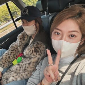 Vivi Lee Instagram - 身為愛吃的食物積極家 
熟齡但有著年少輕狂的心
所以拼了一早下去台中面交不到一分鐘就售鑿的馬卡龍～
值得開心的是擁有可以一起瘋的小瘋子友😌
跟吃到馬卡龍本人真的驚艷歐歐歐
omygod超好吃不是普通馬卡龍的感動🤤
what a lovely and 吃好飽day😃😃😃

小瘋子@mei31980 
馬卡龍製作者 @_eddy_wang_ 

最後影片是麻麻要趕高鐵先帶李先去幼稚園的影片😀
#lifestyle #happy #foodie #李肥肥到處吃 #marcaron #馬卡龍