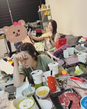 Vivi Lee Instagram - 你看看她啦😌 @lu8713 

#一群姨姨的聚會 #很吵很鬧 #吃很多喝很多