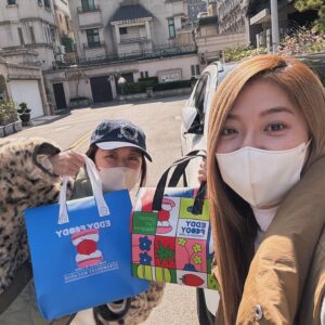 Vivi Lee Instagram - 身為愛吃的食物積極家 
熟齡但有著年少輕狂的心
所以拼了一早下去台中面交不到一分鐘就售鑿的馬卡龍～
值得開心的是擁有可以一起瘋的小瘋子友😌
跟吃到馬卡龍本人真的驚艷歐歐歐
omygod超好吃不是普通馬卡龍的感動🤤
what a lovely and 吃好飽day😃😃😃

小瘋子@mei31980 
馬卡龍製作者 @_eddy_wang_ 

最後影片是麻麻要趕高鐵先帶李先去幼稚園的影片😀
#lifestyle #happy #foodie #李肥肥到處吃 #marcaron #馬卡龍
