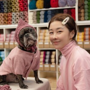 Vivi Lee Instagram - 🧶我很喜歡打毛線～並不是一定要完成多厲害的成品，我喜歡的是編織的過程～
也許是因為我還不像我媽或是很多老手可以邊看電視邊打（其實我後來也是有邊打毛衣邊看電視過，只是很容易出錯哈哈哈）所以我很喜歡自己專注在編織時的時間～慢慢的～腦中很放空（只有專心在針法跟針數）～很悠閒～
我也很喜歡挑選喜歡的毛線，顏色，從一坨毛線慢慢變成一件東西的感覺～是很期待很開心的～當然，我也是有些打到一半的半成品～但毛線不會壞啊～想到時，有時間時再開始打起來，就好像新的開始一樣～而且從一開始編織錯了就完蛋了到後來慢慢學會自己也可以修復打錯的部分～覺得得意😎

我其實在幾年前就上過黃泳涵老師的鉤針課了！（我的作品如圖）那時很想試試看鉤針～一堂課也是完成了一頂人的帽子～
這次很開心能夠再次跟老師上課（老師完全沒有變～超凍齡）幫我的愛❤️李先打精靈帽～看起來很難的帽子，其實真的沒有想像的難耶😀狗狗的頭比較小，我大概2-3小時完成😌
老師的解說方法很容易懂這很重要！從簡單的針法慢慢學，可以變化出很多東西歐～雖然，手織的帽帽或是衣服等不像工廠生產的那麼完美，但我就是喜歡那個不完美～獨一無二！

編織對我來說，除了自己靜心（放鬆？）的練習～編織給我的愛我兒紙，編織送給我的侄子（也是狗哈哈哈）甚至給自己，那都是一份心意～現代的我們要什麼都得來容易，手作反而更顯得珍貴我覺得～小時候我媽常打毛衣給我們，現在的媽媽好像很少在織毛衣給小孩了嗎，如果是，我覺得很可惜～我媽買很多衣服給我我其實都沒特別記得幾件，但是她織給我的桃紅＋白小背心，豬肝紅毛衣，還有我指定的鵝黃有花捲的毛衣，我到現在都還記得！
也許大家都很忙碌，忙著生活，但是可以試試當作是給自己放鬆的時光，小小的簡單的編織，溫暖自己跟別人（你的寵物！）的心吧！

🧶讓編織進入生活，找回自己的靜謐時光

線上課程「棒針入門與個性化禮物」
☑️ 懂得選擇合適的毛線與工具
☑️ 學會 2 種針法，完成 5 件療癒作品
☑️ 了解編織邏輯，設計獨一無二的禮物