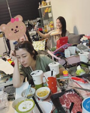 Vivi Lee Instagram - 你看看她啦😌 @lu8713 

#一群姨姨的聚會 #很吵很鬧 #吃很多喝很多