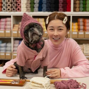 Vivi Lee Instagram - 🧶我很喜歡打毛線～並不是一定要完成多厲害的成品，我喜歡的是編織的過程～
也許是因為我還不像我媽或是很多老手可以邊看電視邊打（其實我後來也是有邊打毛衣邊看電視過，只是很容易出錯哈哈哈）所以我很喜歡自己專注在編織時的時間～慢慢的～腦中很放空（只有專心在針法跟針數）～很悠閒～
我也很喜歡挑選喜歡的毛線，顏色，從一坨毛線慢慢變成一件東西的感覺～是很期待很開心的～當然，我也是有些打到一半的半成品～但毛線不會壞啊～想到時，有時間時再開始打起來，就好像新的開始一樣～而且從一開始編織錯了就完蛋了到後來慢慢學會自己也可以修復打錯的部分～覺得得意😎

我其實在幾年前就上過黃泳涵老師的鉤針課了！（我的作品如圖）那時很想試試看鉤針～一堂課也是完成了一頂人的帽子～
這次很開心能夠再次跟老師上課（老師完全沒有變～超凍齡）幫我的愛❤️李先打精靈帽～看起來很難的帽子，其實真的沒有想像的難耶😀狗狗的頭比較小，我大概2-3小時完成😌
老師的解說方法很容易懂這很重要！從簡單的針法慢慢學，可以變化出很多東西歐～雖然，手織的帽帽或是衣服等不像工廠生產的那麼完美，但我就是喜歡那個不完美～獨一無二！

編織對我來說，除了自己靜心（放鬆？）的練習～編織給我的愛我兒紙，編織送給我的侄子（也是狗哈哈哈）甚至給自己，那都是一份心意～現代的我們要什麼都得來容易，手作反而更顯得珍貴我覺得～小時候我媽常打毛衣給我們，現在的媽媽好像很少在織毛衣給小孩了嗎，如果是，我覺得很可惜～我媽買很多衣服給我我其實都沒特別記得幾件，但是她織給我的桃紅＋白小背心，豬肝紅毛衣，還有我指定的鵝黃有花捲的毛衣，我到現在都還記得！
也許大家都很忙碌，忙著生活，但是可以試試當作是給自己放鬆的時光，小小的簡單的編織，溫暖自己跟別人（你的寵物！）的心吧！

🧶讓編織進入生活，找回自己的靜謐時光

線上課程「棒針入門與個性化禮物」
☑️ 懂得選擇合適的毛線與工具
☑️ 學會 2 種針法，完成 5 件療癒作品
☑️ 了解編織邏輯，設計獨一無二的禮物