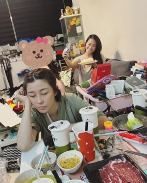 Vivi Lee Instagram - 你看看她啦😌 @lu8713 

#一群姨姨的聚會 #很吵很鬧 #吃很多喝很多