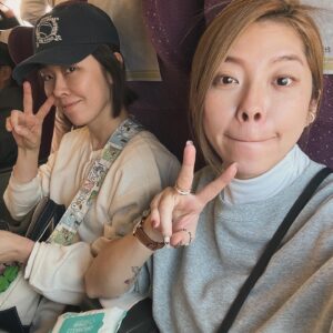 Vivi Lee Instagram - 身為愛吃的食物積極家 
熟齡但有著年少輕狂的心
所以拼了一早下去台中面交不到一分鐘就售鑿的馬卡龍～
值得開心的是擁有可以一起瘋的小瘋子友😌
跟吃到馬卡龍本人真的驚艷歐歐歐
omygod超好吃不是普通馬卡龍的感動🤤
what a lovely and 吃好飽day😃😃😃

小瘋子@mei31980 
馬卡龍製作者 @_eddy_wang_ 

最後影片是麻麻要趕高鐵先帶李先去幼稚園的影片😀
#lifestyle #happy #foodie #李肥肥到處吃 #marcaron #馬卡龍