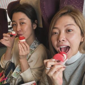 Vivi Lee Instagram - 身為愛吃的食物積極家 
熟齡但有著年少輕狂的心
所以拼了一早下去台中面交不到一分鐘就售鑿的馬卡龍～
值得開心的是擁有可以一起瘋的小瘋子友😌
跟吃到馬卡龍本人真的驚艷歐歐歐
omygod超好吃不是普通馬卡龍的感動🤤
what a lovely and 吃好飽day😃😃😃

小瘋子@mei31980 
馬卡龍製作者 @_eddy_wang_ 

最後影片是麻麻要趕高鐵先帶李先去幼稚園的影片😀
#lifestyle #happy #foodie #李肥肥到處吃 #marcaron #馬卡龍