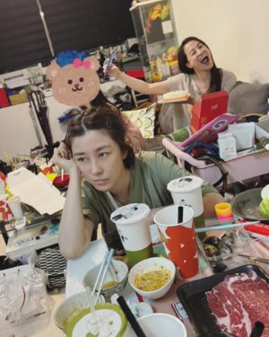 Vivi Lee Instagram - 你看看她啦😌 @lu8713 

#一群姨姨的聚會 #很吵很鬧 #吃很多喝很多