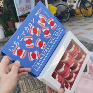 Vivi Lee Instagram - 身為愛吃的食物積極家 
熟齡但有著年少輕狂的心
所以拼了一早下去台中面交不到一分鐘就售鑿的馬卡龍～
值得開心的是擁有可以一起瘋的小瘋子友😌
跟吃到馬卡龍本人真的驚艷歐歐歐
omygod超好吃不是普通馬卡龍的感動🤤
what a lovely and 吃好飽day😃😃😃

小瘋子@mei31980 
馬卡龍製作者 @_eddy_wang_ 

最後影片是麻麻要趕高鐵先帶李先去幼稚園的影片😀
#lifestyle #happy #foodie #李肥肥到處吃 #marcaron #馬卡龍