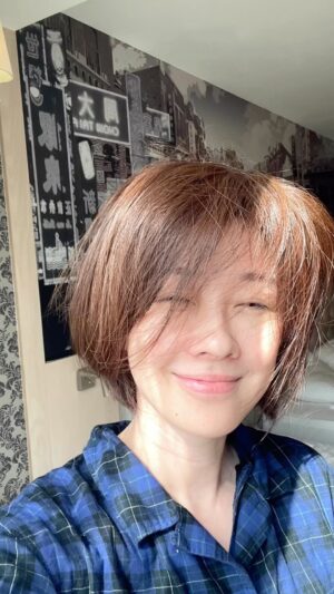 Vivi Lee Instagram - 陽光下準備去工作的早安爆炸🦁頭😌

#天然陽光濾鏡 #我決定要去燙那個什麼新的離子護髮燙 #聽說燙完頭會小一號 #平常我不喜歡弄頭髮所以都夾兩個夾子😚
