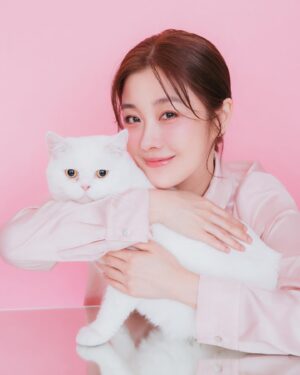 Vivi Lee Instagram - 哪張當新的大頭頭像好？😀

攝影 @dajidali 
化妝 @lilian
麻豆貓 大利