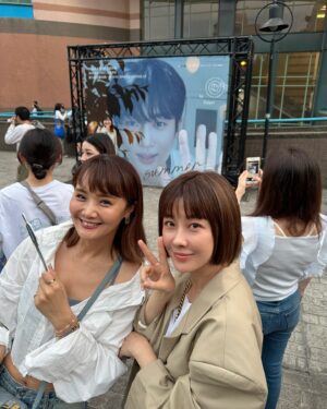 Vivi Lee Instagram - 我一直以為我已經很少女心了
但我今天跟了一個更少女心500倍的人去追星😆 @cherrie180 
整個會場就是超級正能量大爆炸🥳
一直聽到wooseok 好帥好可愛的讚嘆😄

從青春紀錄開始追 #邊佑錫
很開心看到他成為大勢超火演員
希望他接下來繼續🔥只走花路
還有一定要一直健康快樂😃

#他的皮膚好到爆炸 #背著善宰跑