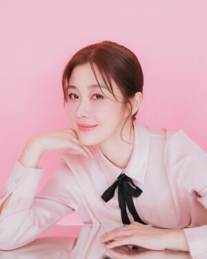 Vivi Lee Instagram - 哪張當新的大頭頭像好？😀

攝影 @dajidali 
化妝 @lilian
麻豆貓 大利