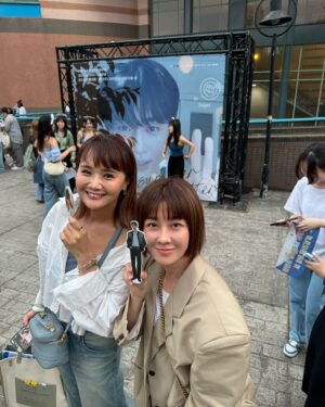 Vivi Lee Instagram - 我一直以為我已經很少女心了
但我今天跟了一個更少女心500倍的人去追星😆 @cherrie180 
整個會場就是超級正能量大爆炸🥳
一直聽到wooseok 好帥好可愛的讚嘆😄

從青春紀錄開始追 #邊佑錫
很開心看到他成為大勢超火演員
希望他接下來繼續🔥只走花路
還有一定要一直健康快樂😃

#他的皮膚好到爆炸 #背著善宰跑